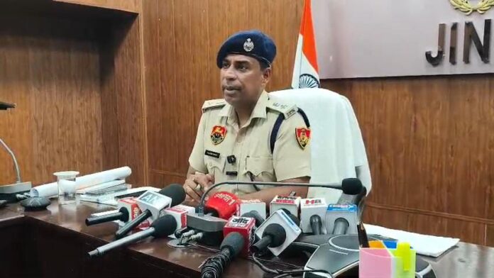 एसपी कुलदीप सिंह बातचीत करते हुए
