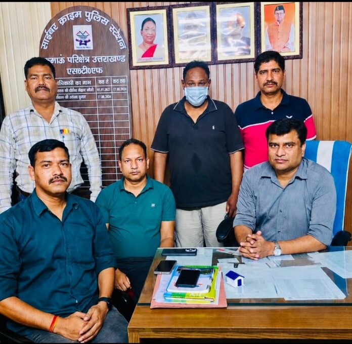 गिरफ्तार आरोपित पुलिस के साथ हाथ पकड़कर ले गए