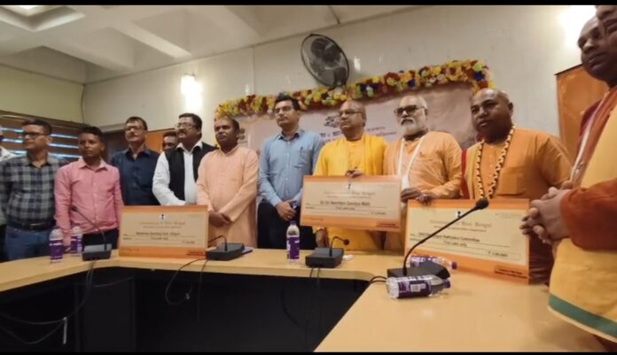 तीन रथयात्रा समिति चेक के साथ तीन रथयात्रा समिति चेक के साथ