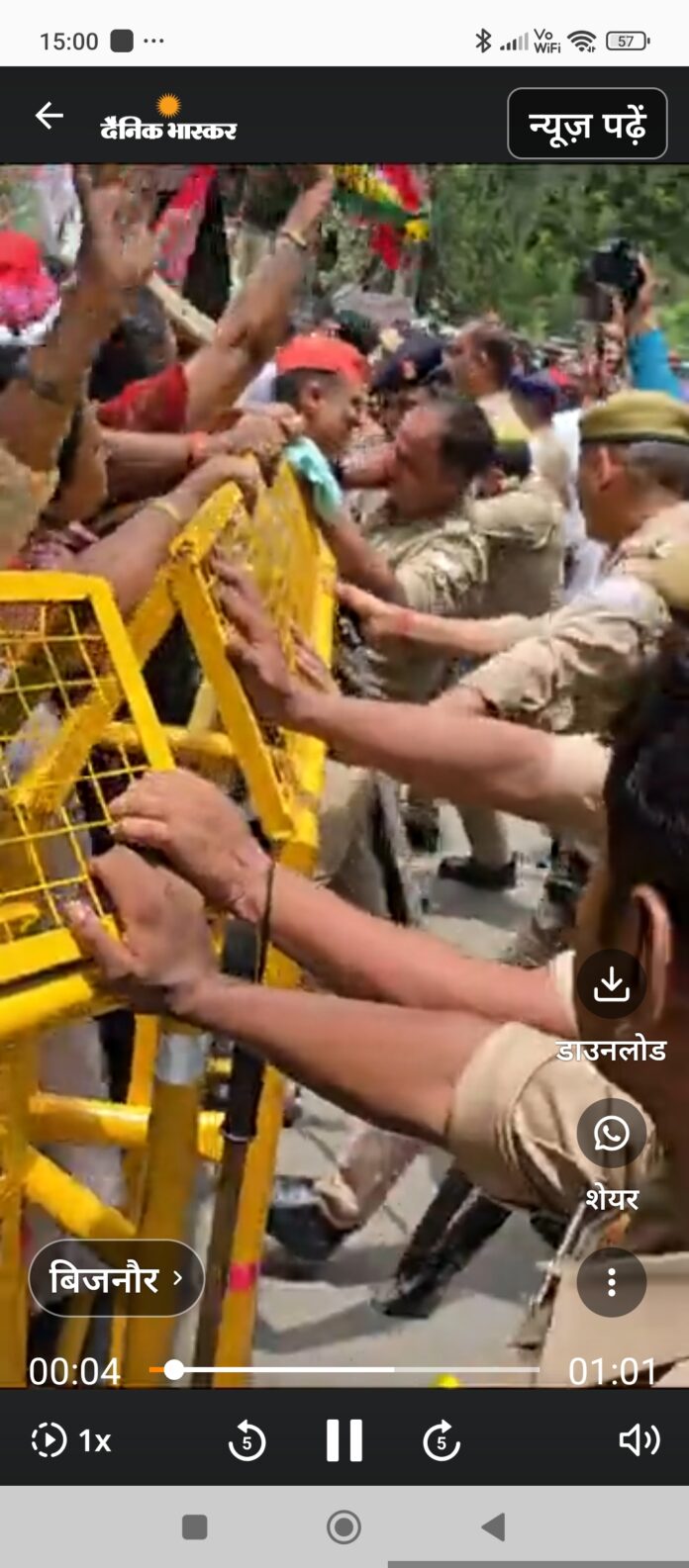 बेरिकेट में पुलिस सपा का सामना