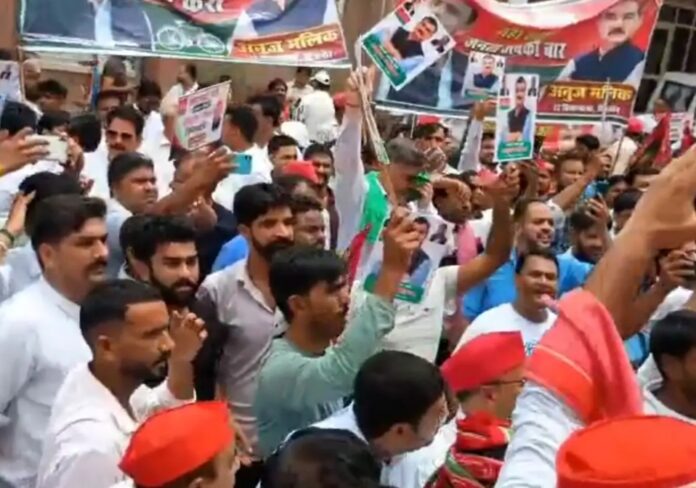 सपा प्रदशनकारी बेरिकेट तोडकर निकलते हैं