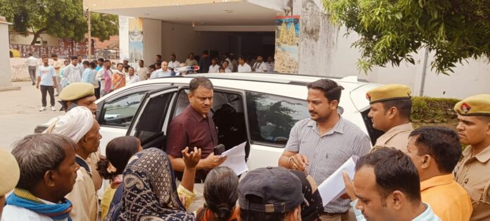 कमिश्नर एस. राजलिंगम की मौजूदगी में बैठक कमिश्नर एस. राजलिंगम की मौजूदगी में बैठक