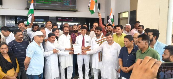 कांग्रेसी नेता ज्ञापन सौंपते हुए