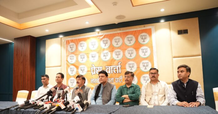 भाजपा पत्रकार वार्ता में राजेंद्र राणा बोल रहे हैं