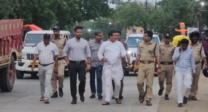 राज्यमंत्री टेटवाल शहर की व्यवस्था का जायजा लेते हुए