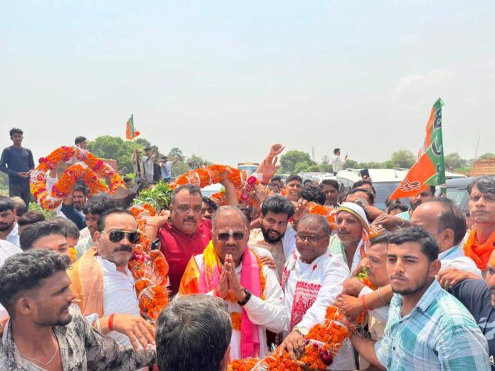 माला पहनाकर स्वागत कार्यकर्ता को माला पहनाकर स्वागत कार्यकर्ता को