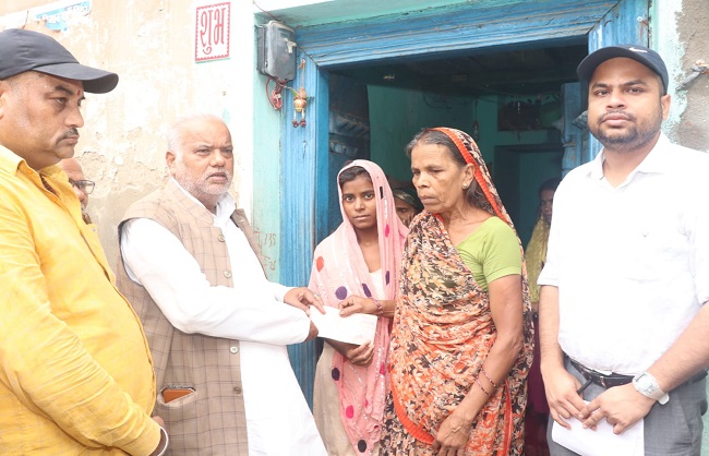 मंत्री श्रवण कुमार मुआवजा देते हुए मंत्री श्रवण कुमार मुआवजा देते हुए