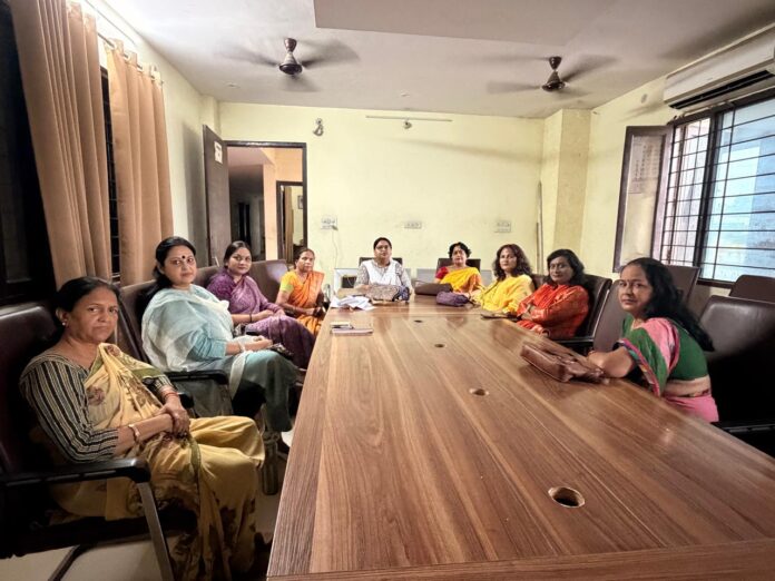भाजपा महिला मोर्चा की बैठक में नेता भाजपा महिला मोर्चा की बैठक में नेता
