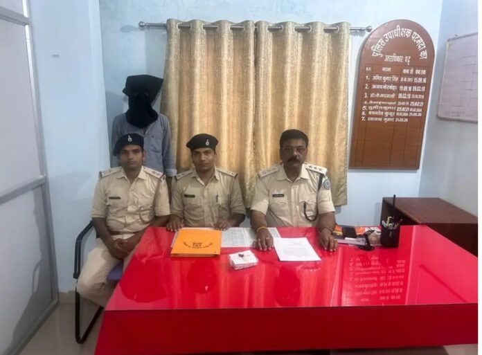 गिरफ्तार आरोपी की जानकारी देते डीएसपी गिरफ्तार आरोपी की जानकारी देते डीएसपी