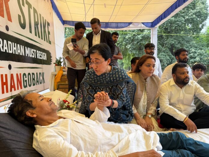 वरिष्ठ नेता आतिशी सोनम वांगचुक के साथ वरिष्ठ नेता आतिशी सोनम वांगचुक के साथ