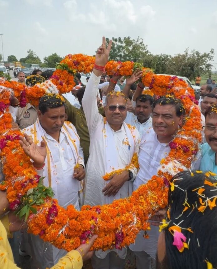 भाजपा नेता अपनी पार्टी के कार्यकर्ताओं को संबोधित करते हुए भाजपा नेता अपनी पार्टी के कार्यकर्ताओं को संबोधित करते हुए
