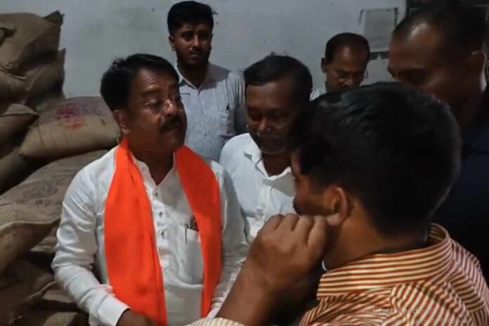 मंत्री के समाने आरोपित का वीडियो मंत्री के समाने आरोपित का वीडियो