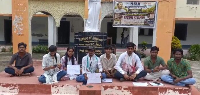 युवा कांग्रेस कार्यकर्ता धरना देते हुए
