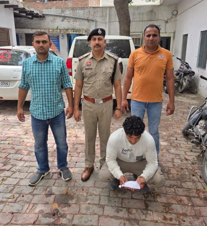 पुलिस हिरासत में हेरोइन बेचने का आरोपी