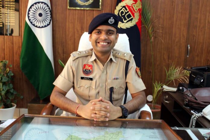 एसपी सिद्धांत जैन की फोटो