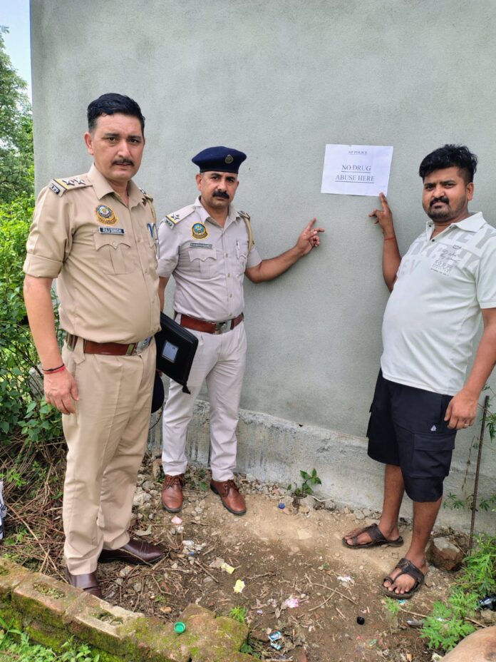 पुलिसकर्मी पोस्टर लगाने की तैयारी