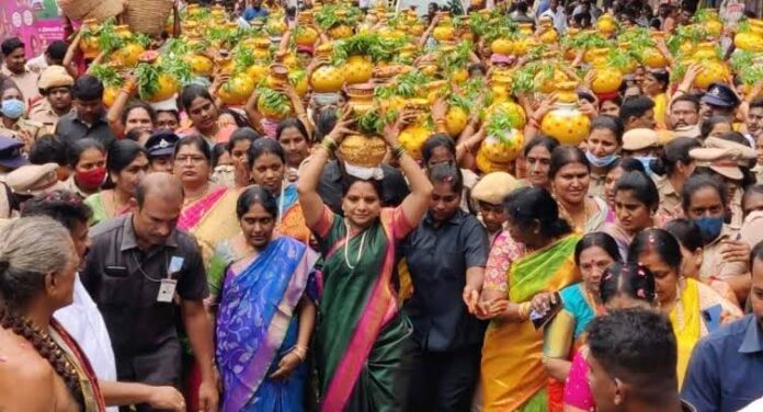 के. कविता बोनालू उत्सव में के. कविता बोनालू उत्सव में