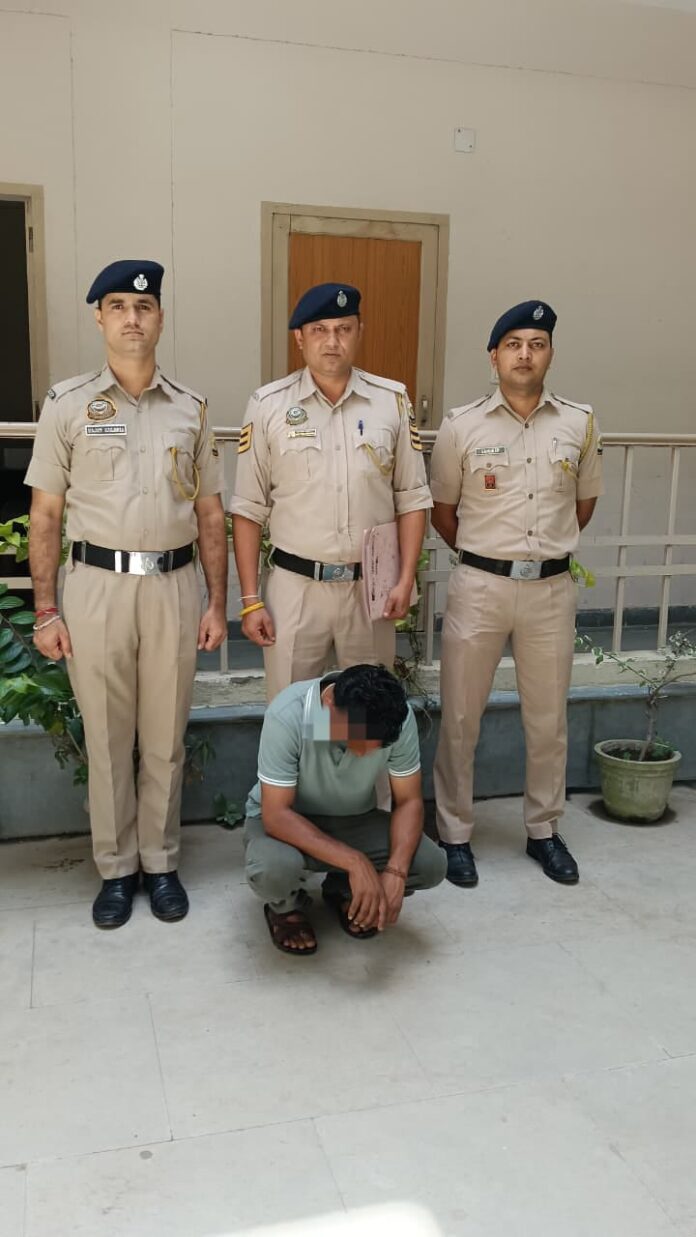 अपराधी की गिरफ्तारी की तस्वीर