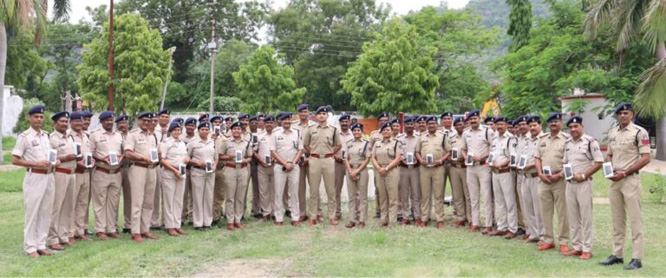 थाना-चौकी प्रभारियों को मोबाइल डाटा टर्मिनल थाना-चौकी प्रभारियों को मोबाइल डाटा टर्मिनल