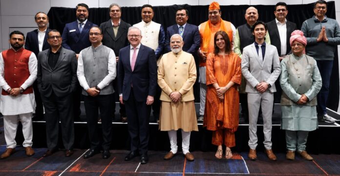 प्रधानमंत्री नरेंद्र मोदी की बैठक में