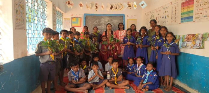 दल प्रवेश उत्सव में स्काउट आंदोलन के नन्हे विद्यार्थी दल प्रवेश उत्सव में स्काउट आंदोलन के नन्हे विद्यार्थी