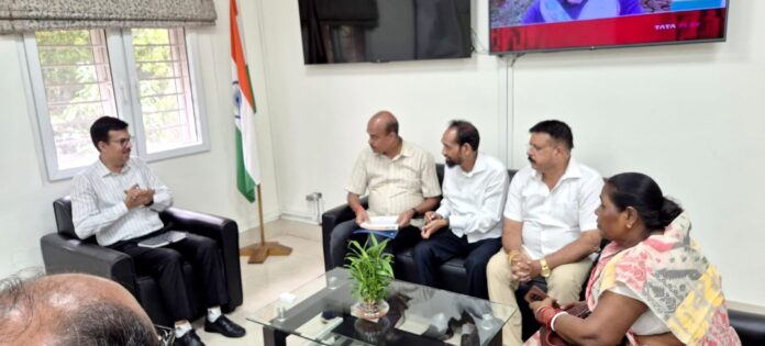 सांसद और भाजपा नेता मलेरिया पर चर्चा सांसद और भाजपा नेता मलेरिया पर चर्चा