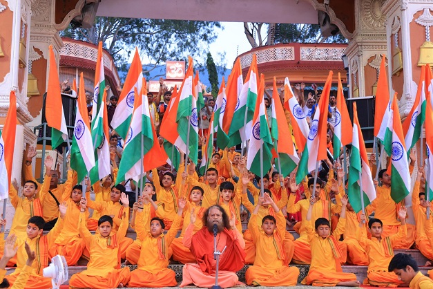 ऋषिकेश परमार्थ निकेतन की सायंकालीन गंगा आरती ऋषिकेश परमार्थ निकेतन की सायंकालीन गंगा आरती