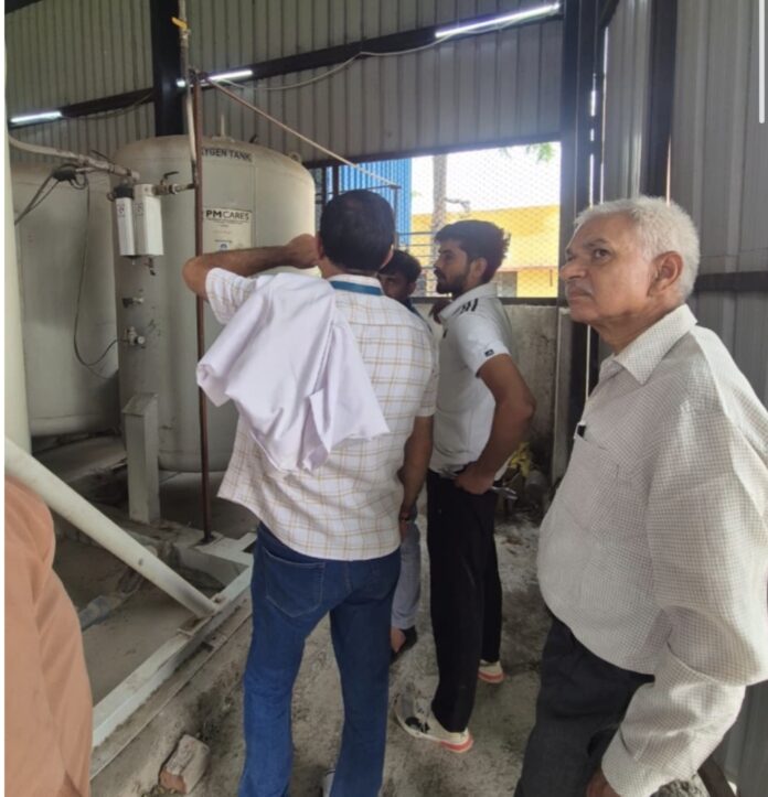 जिला अस्पताल में ऑक्सीजन सिलेंडर रिफिलिंग जिला अस्पताल में ऑक्सीजन सिलेंडर रिफिलिंग