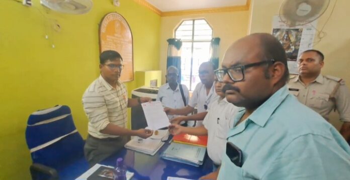 माकपा नेता ज्ञापन सौंपते हुए माकपा नेता ज्ञापन सौंपते हुए
