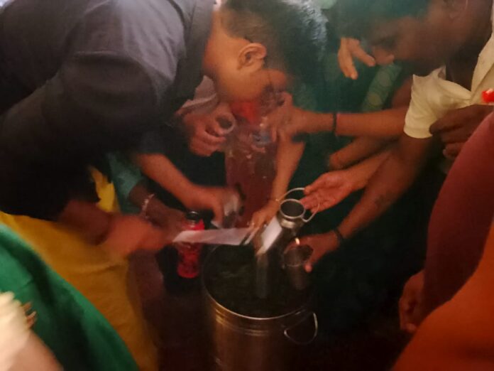 जगन्नाथ मंदिर में श्रद्धालु प्रसाद लेते हैं जगन्नाथ मंदिर में श्रद्धालु प्रसाद लेते हैं