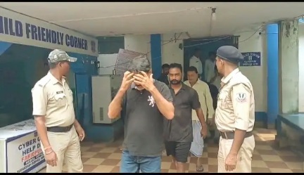 पुलिस आरोपियों को गिरफ्तार करती है पुलिस आरोपियों को गिरफ्तार करती है