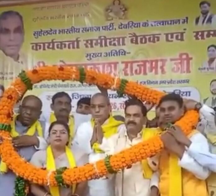 ओमप्रकाश राजभर का स्वागत कार्यकर्ताओं द्वारा
