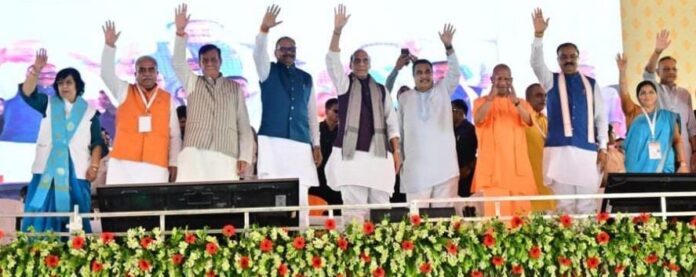 केन्द्रीय मंत्री नितिन गड़करी और राजनाथ सिंह