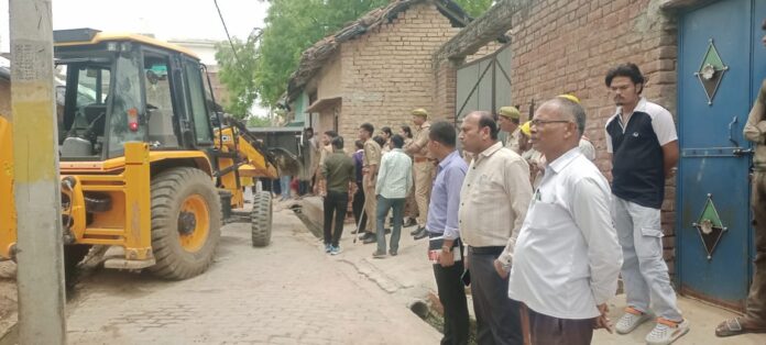 पुलिस बल में अवैध मकान ध्वस्त