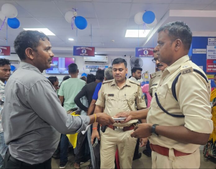 बैंक जांच करते पुलिस कर्मी की कार्रवाई बैंक जांच करते पुलिस कर्मी की कार्रवाई