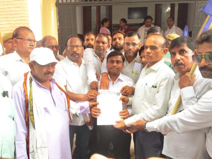 मांग पत्र सौंपते पदाधिकारी का दावा मांग पत्र सौंपते पदाधिकारी का दावा