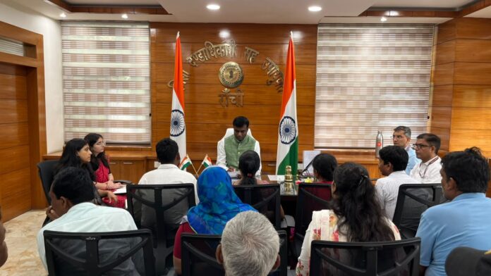 फरियादियों की समस्याएं सुनते उपायुक्त फरियादियों की समस्याएं सुनते उपायुक्त