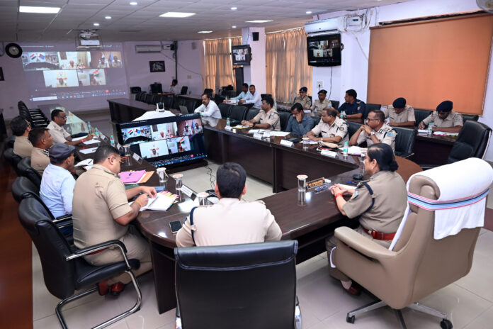 डीजीपी बैठक करते हालात को संभालने की तैयारी डीजीपी बैठक करते हालात को संभालने की तैयारी