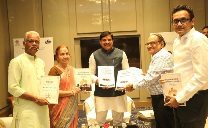 मुख्यमंत्री यूसीसी प्रतिवेदन सौंपने का दृश्य मुख्यमंत्री यूसीसी प्रतिवेदन सौंपने का दृश्य