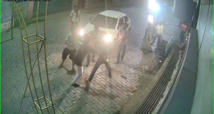 मारपीट करते हुए लोग एक दूसरे को पीटते हुए