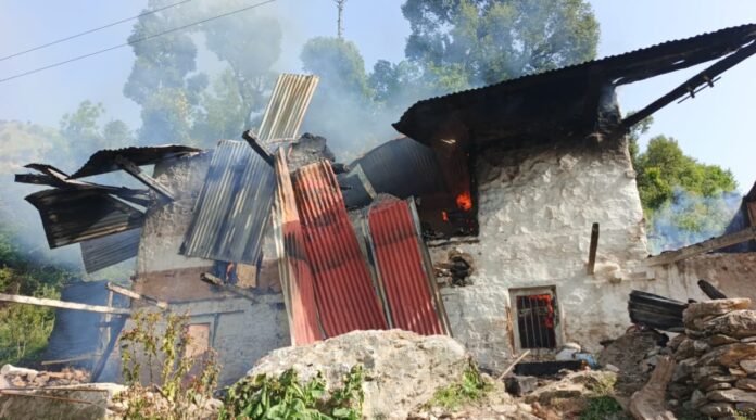 आग से घर राख हुआ बड़ा नुकसान