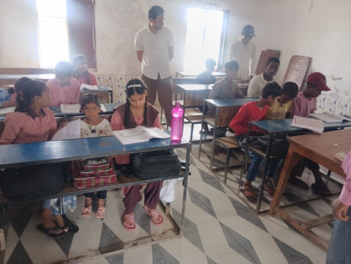 जिलाधिकारी ने विद्यालय का निरीक्षण किया जिलाधिकारी ने विद्यालय का निरीक्षण किया