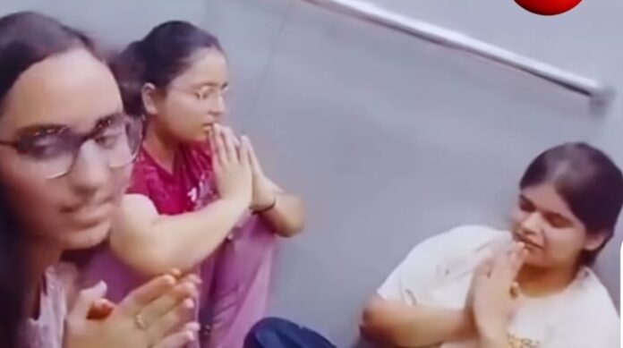 लिफ्ट में फंसे चार मासूम बच्चे लिफ्ट में फंसे चार मासूम बच्चे