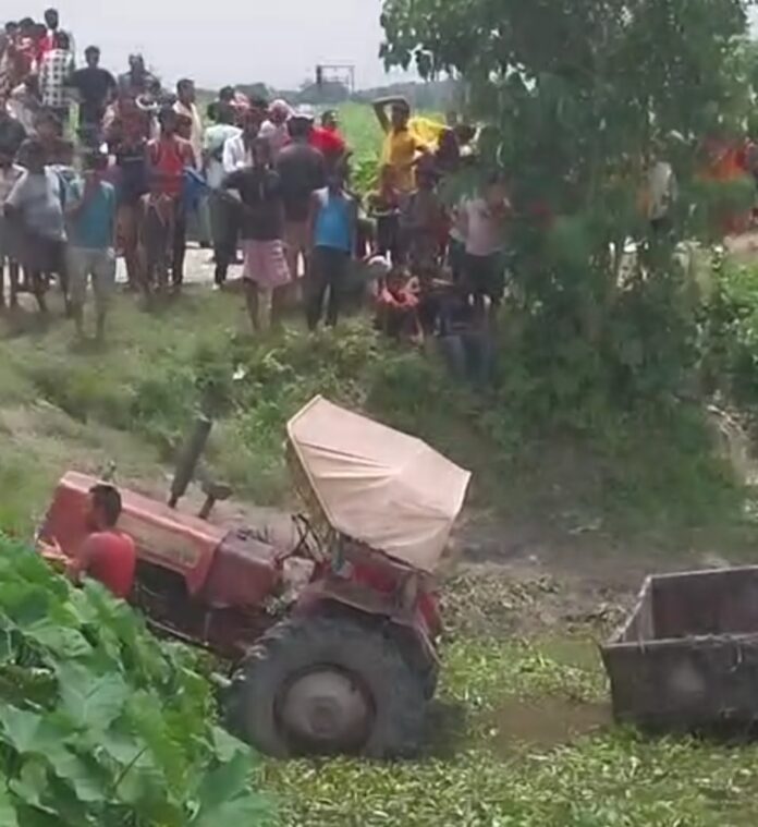 अररिया ट्रैक्टर पलटने की तस्वीर अररिया ट्रैक्टर पलटने की तस्वीर