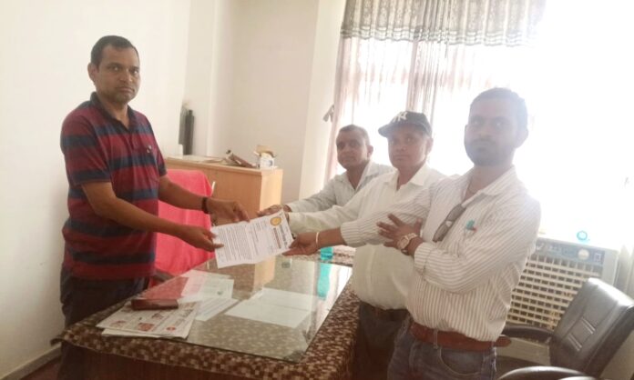 तहसीलदार ज्ञापन सोपते हुए तहसीलदार ज्ञापन सोपते हुए