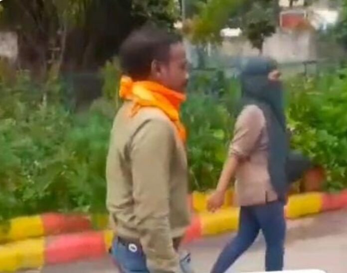 आत्मसमर्पण करने बिष्टुपुर थाना जाते आरोपी राघवेंद्र आत्मसमर्पण करने बिष्टुपुर थाना जाते आरोपी राघवेंद्र