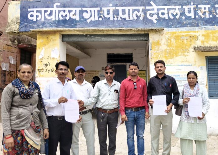 शिक्षकों ने तहसील कार्यालय पर प्रदर्शन किया शिक्षकों ने तहसील कार्यालय पर प्रदर्शन किया