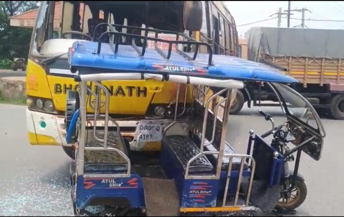 दुर्घटनाग्रस्त वाहन और घायल यात्री