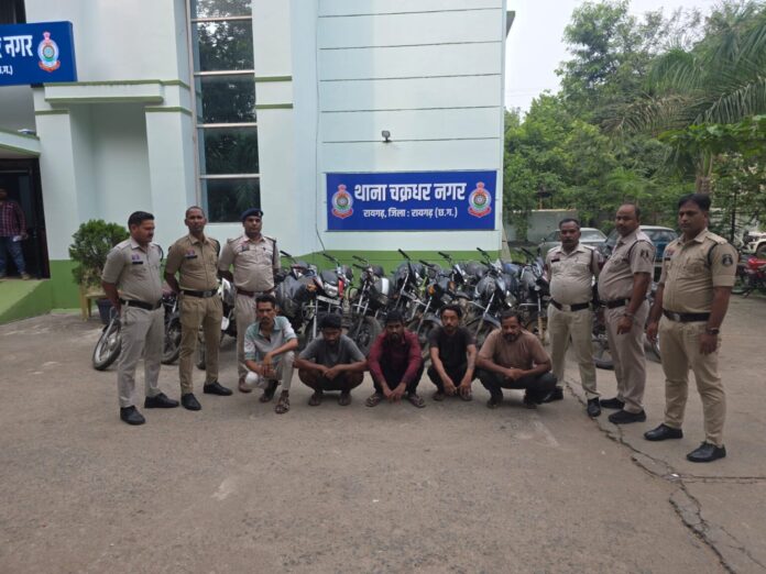 पुलिस गिरफ्त में आरोपीगण की तस्वीर पुलिस गिरफ्त में आरोपीगण की तस्वीर