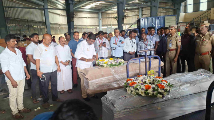चेन्नई एयरपोर्ट पर शवों को फूलों की माला